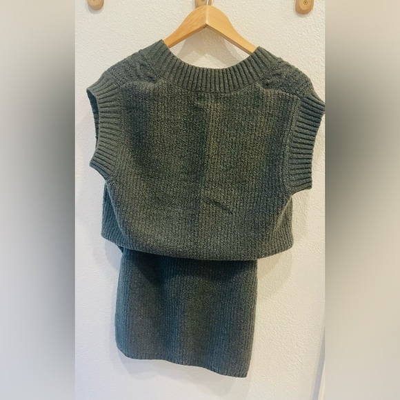 Universal Thread Green Knit Sweater Skirt and Cabled Sweater Vest Set Size Small - Picture 3 of 4